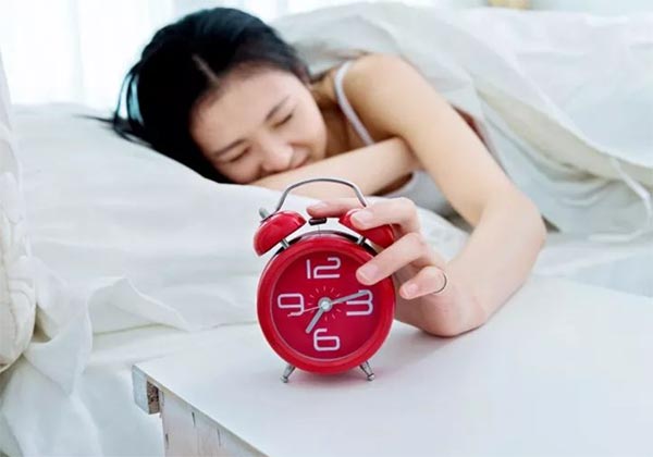 早睡早起真的是健康的作息规律吗？研究表明：有种早起比熬夜还伤身体