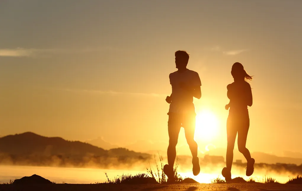 抛开油条和烧烤，晨跑和夜跑哪个更有助于减肥？