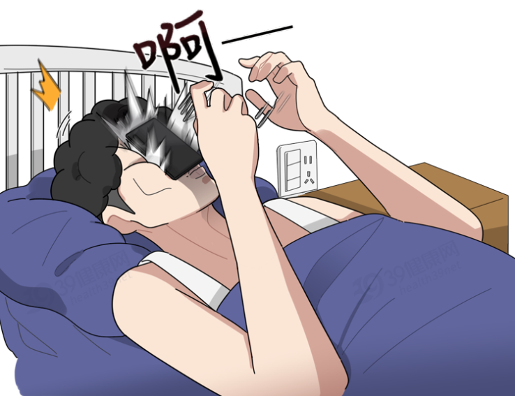 小伙躺着玩手机眼睛被砸，致视网膜脱离！躺着玩手机的危害有哪些？