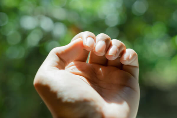 指甲上的小月牙，到底代表了什么健康问题？