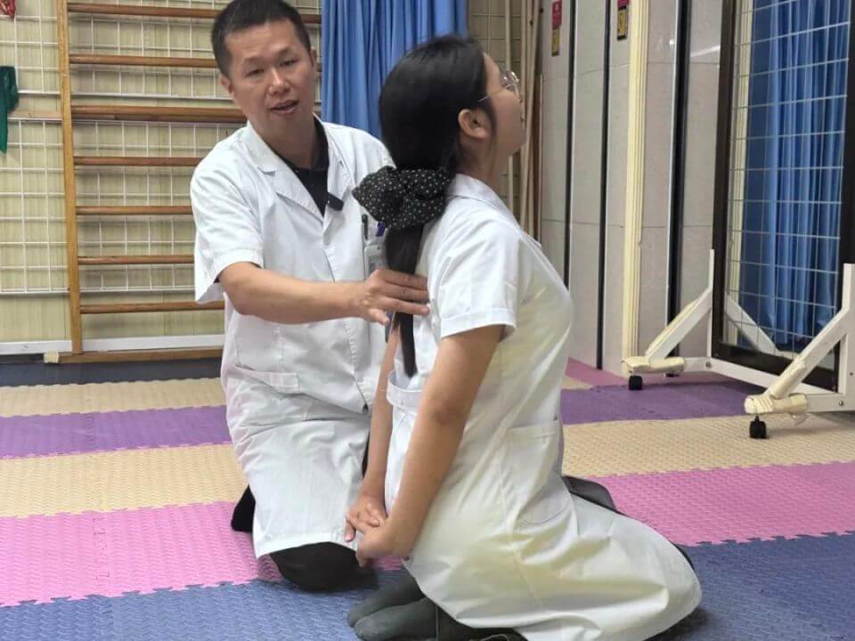 跪立挺胸