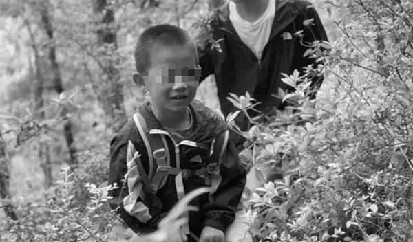 8岁自闭症儿童户外爬山活动时走失