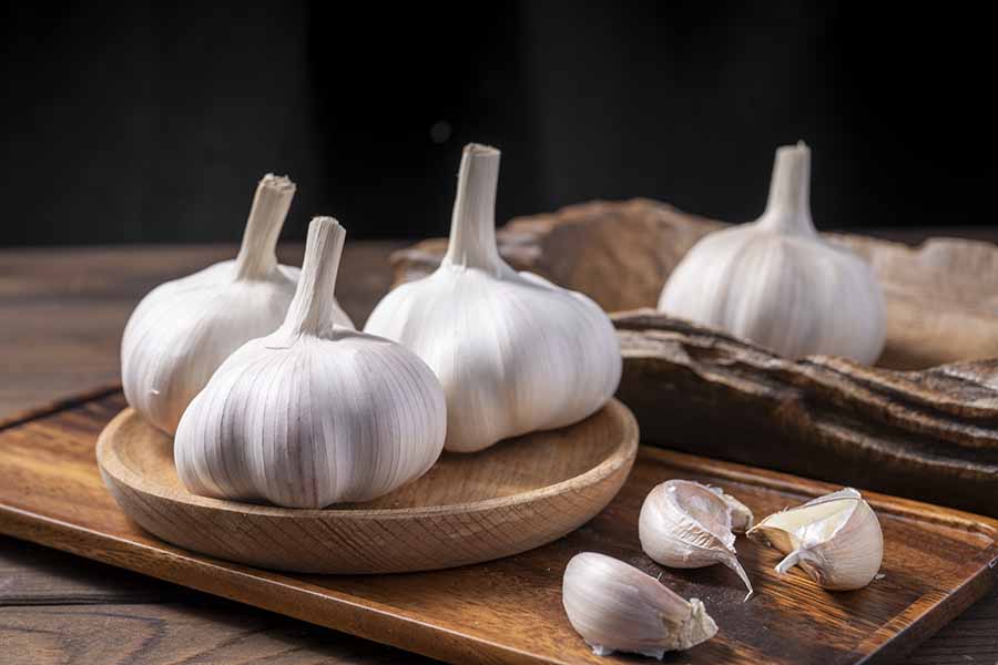 超市买的大蒜几天就干瘪发芽？不是冰箱的错！这才是正确保存方法